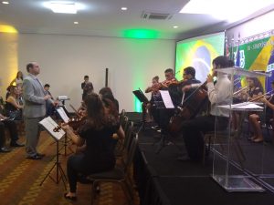 Dante Mantovani Regendo Orquestra em Ribeirão Preto