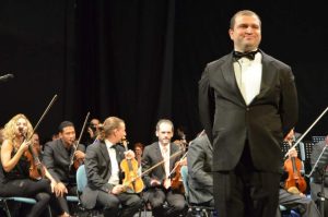 Dante Mantovani Regendo Orquestra na Espanha