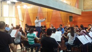 Dante Mantovani Regendo Orquestra no Paraguay